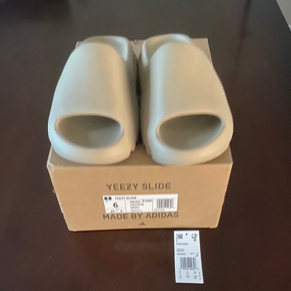 Yeezy Slides Sz. 6  Pure